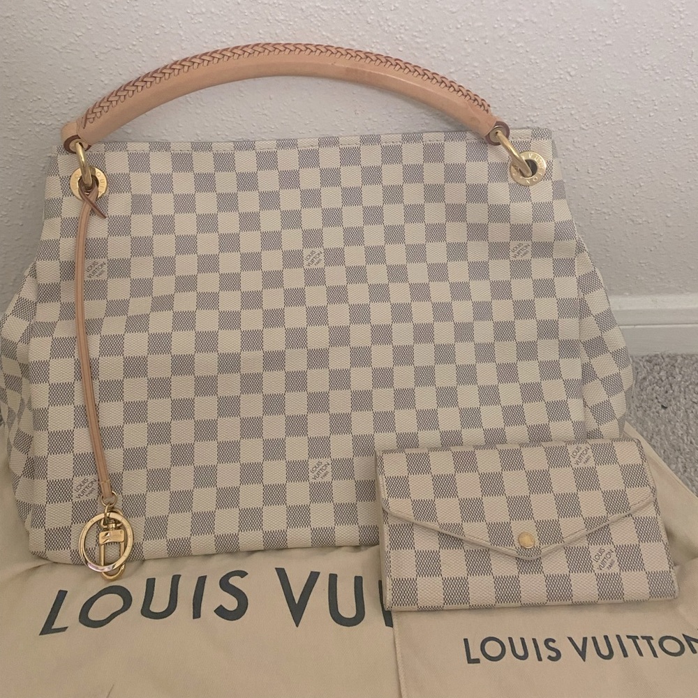 Louis Vuitton Artsy MM Bag